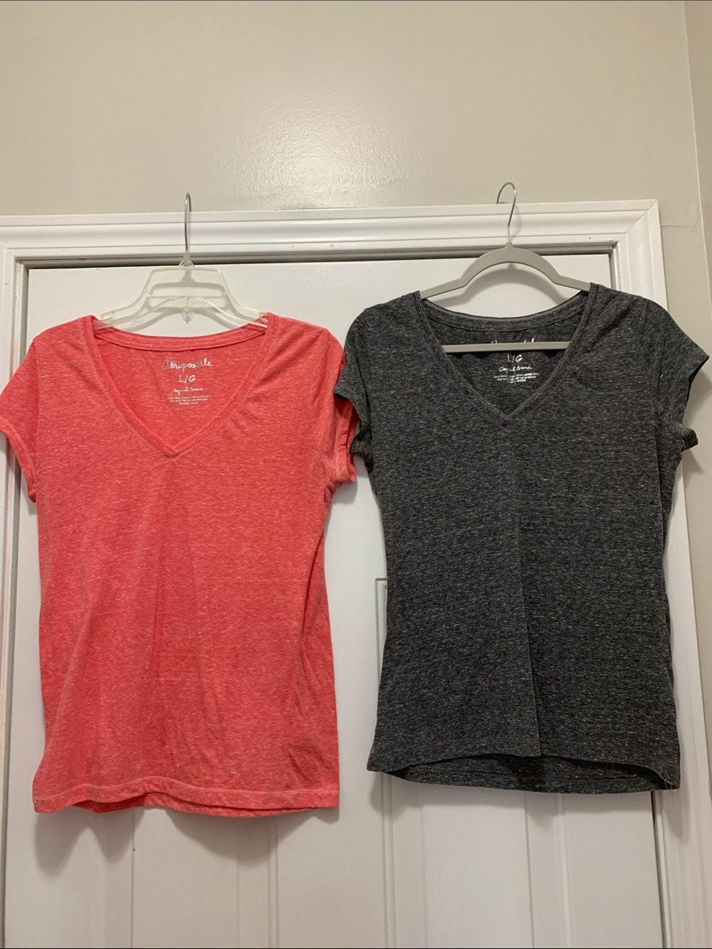 3/$15 Aeropostale Bundle of 2 Short Sleeve V-Neck Tee - Coral and Charcoal Large